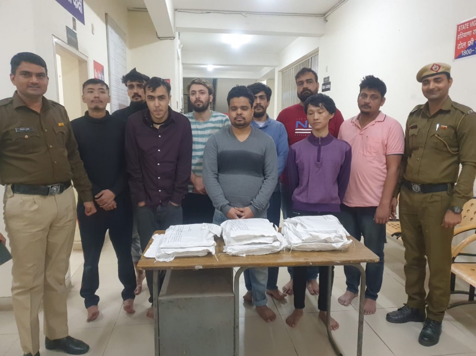 USA/विदेशी लोगों को तकनीकी सहायता देने के नाम पर ठगी करने वाले फर्जी कॉल सैन्टर का किया भण्डाफोङ, मैनेजर व 03 महिला आरोपियों सहित कुल 12 गिरफ्तार।